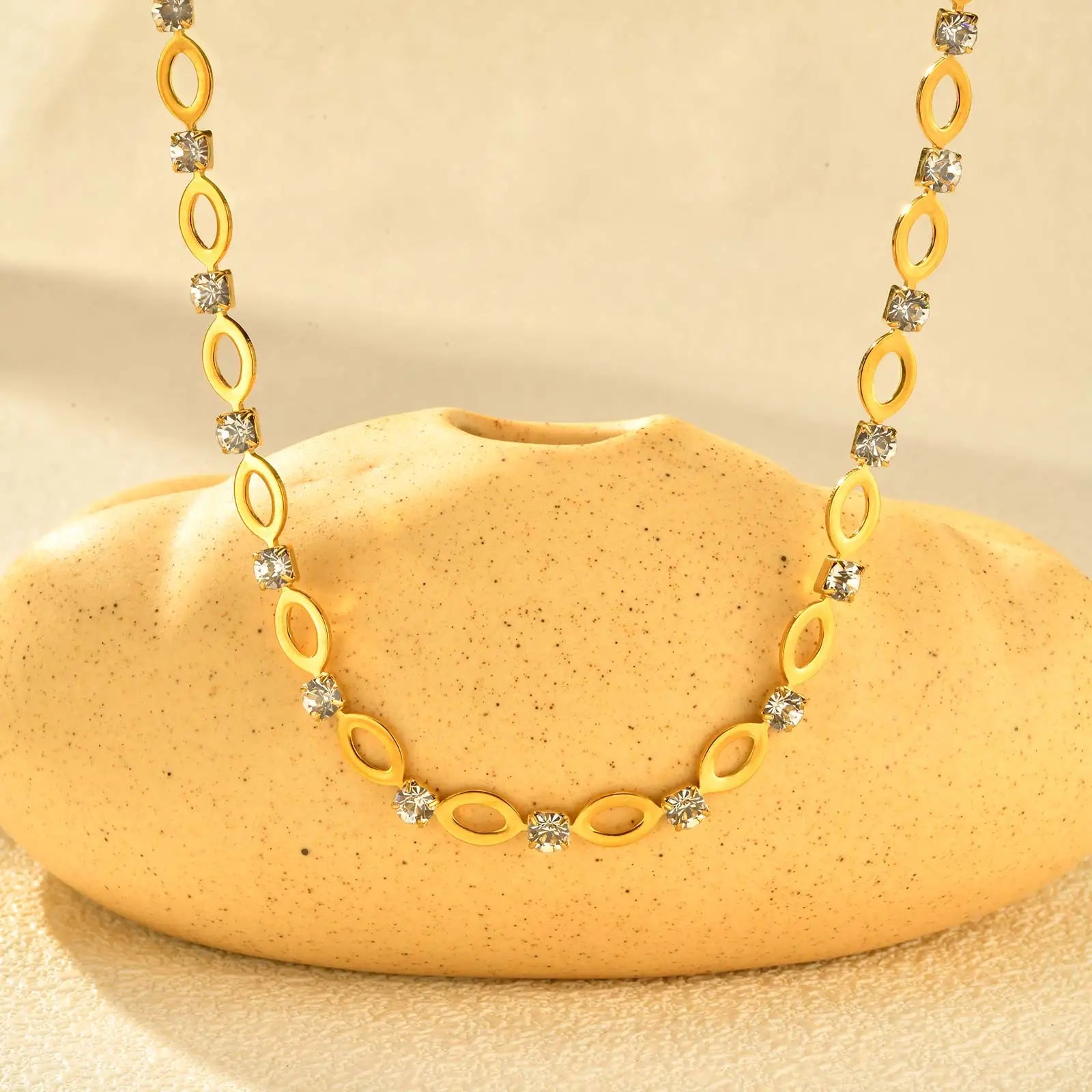 Élégance Oval Zircon Necklace