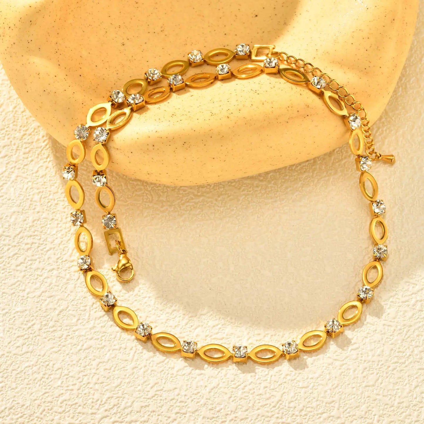 Élégance Oval Zircon Necklace